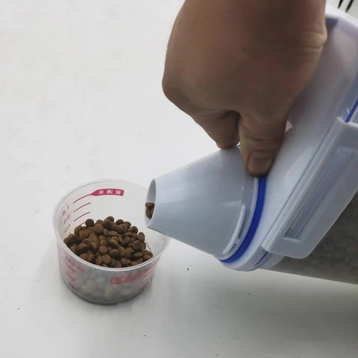 Recipiente de Armazenamento para Ração de Cão e Gato – 1,5kg/2kg com Copo Medidor | Plástico, Hermético e À Prova de Humidade